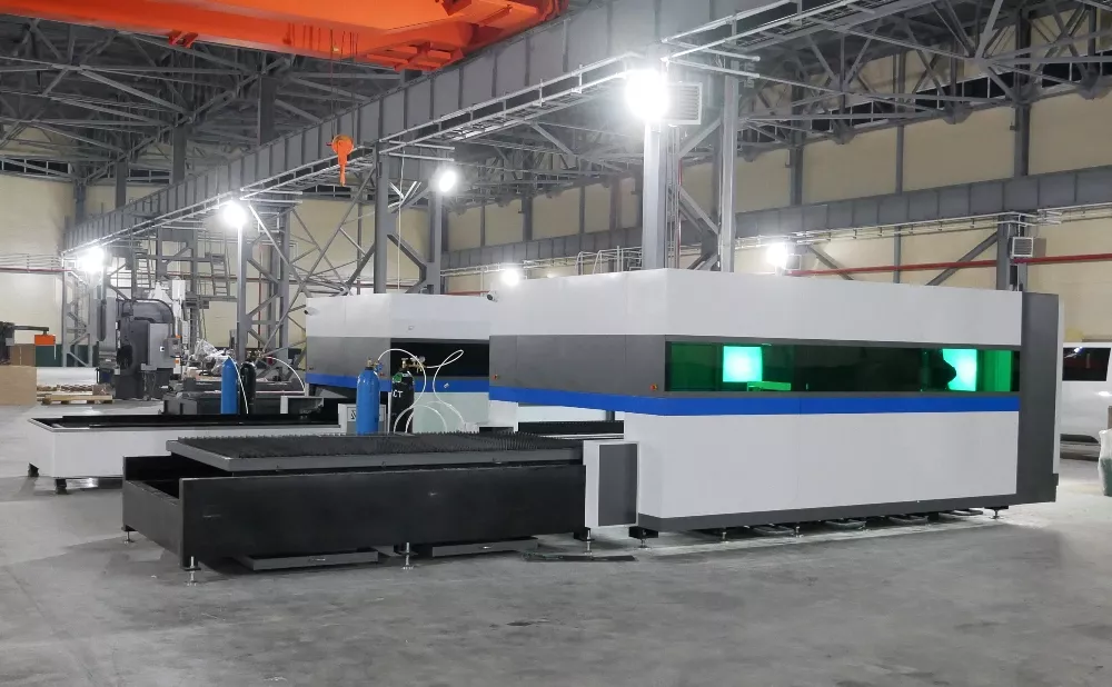 FL-L1530FEHR-1000-D350-IPG Лазерный станок для резки листового металла и труб со сменным столом и кабинетной защитой
