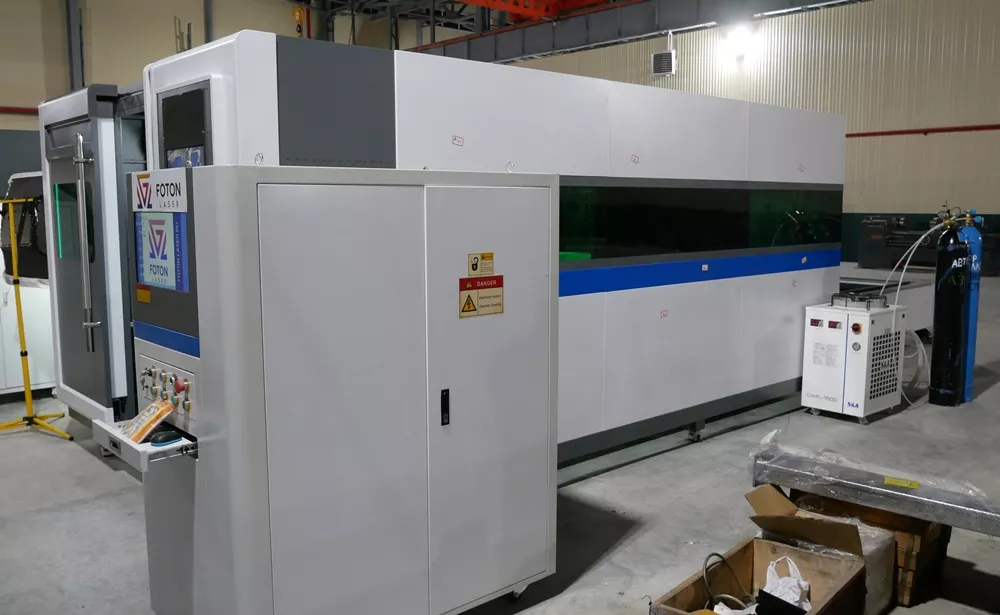 FL-L2060FH-12000-Raycus Аппарат лазерной резки для листового металла с кабинетной защитой