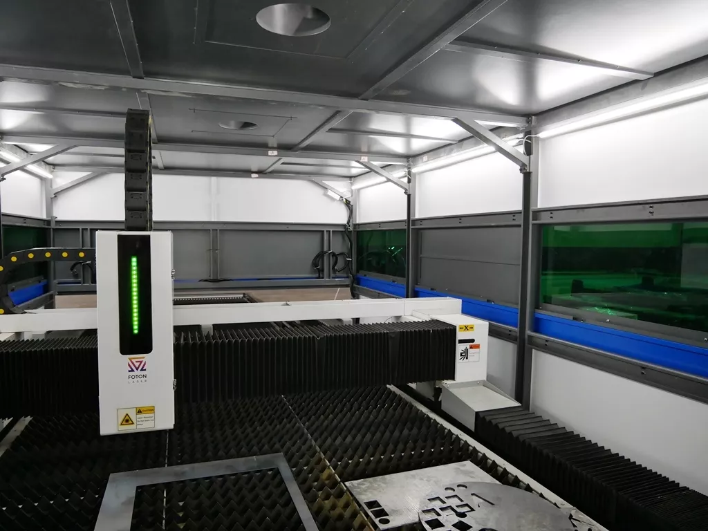 FL-L2040FH-12000-Raycus Волоконный станок лазерной резки листового металла с кабинетной защитой
