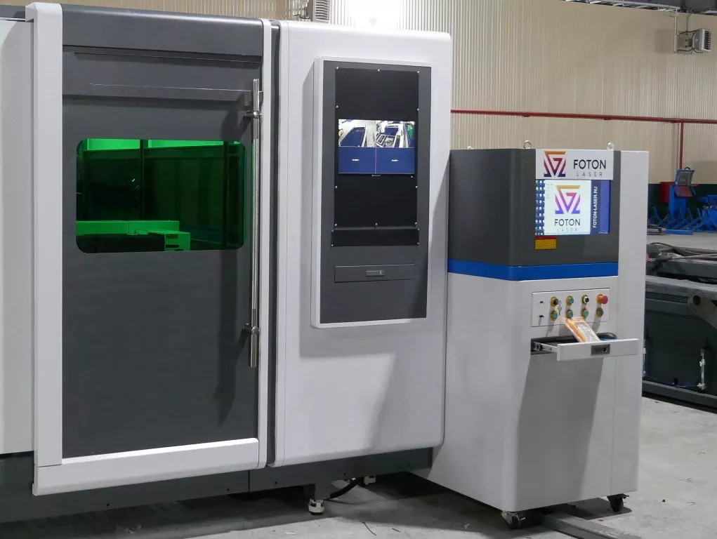 FL-L1530FH-12000-Raycus Лазерный металлоререзчик для листового металла с кабинетной защитой