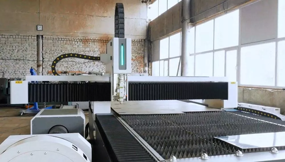 FL-L1560FR-2000-D220-Raycus Лазерный станок для резки листового металла и труб